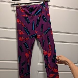 Lipstick leggings
